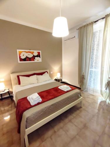 una camera da letto con un letto grande e una grande finestra di 111 Guest House a Bari