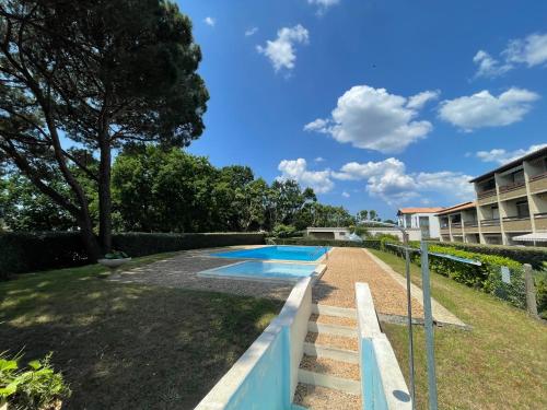 une piscine dans l'arrière-cour d'une maison dans l'établissement Studio à 2 min à pied de la plage, du port ostréicole et à 5 min du centre-ville !, à Andernos-les-Bains