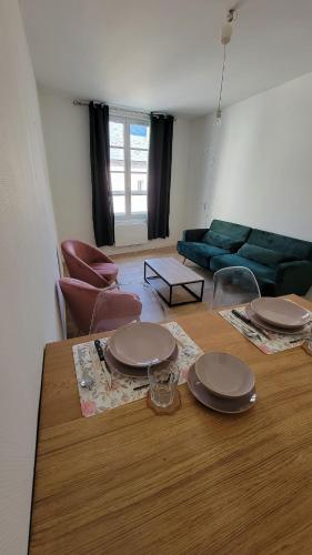 d'un salon avec une table et des plaques de cuisson. dans l'établissement T1 bis plein pied, à Saumur