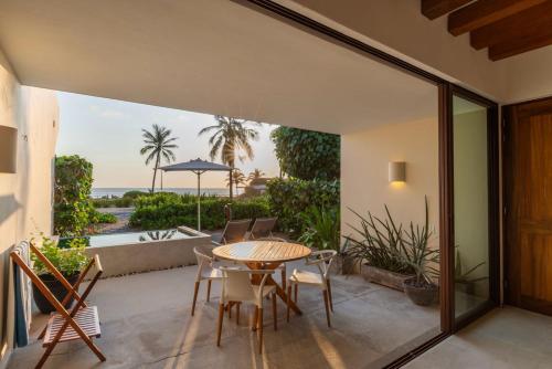 Marea Beachfront Villasにあるバルコニーまたはテラス