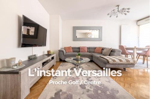a living room with a couch and a tv at L'Instant Versailles - Proche Golf & Centre in Guyancourt