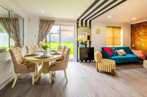 a living room with a table and a couch at The Little Chinoiserie 2 bed house with large garden and only 7 min away from MK Central Rail station and City Centre in Milton Keynes