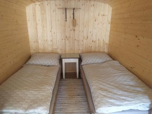 Postel nebo postele na pokoji v ubytování Maringotka Waldeck