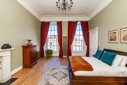 En eller flere senge i et værelse på Dragon Suites Luxury Apartments at 9 Albyn Place