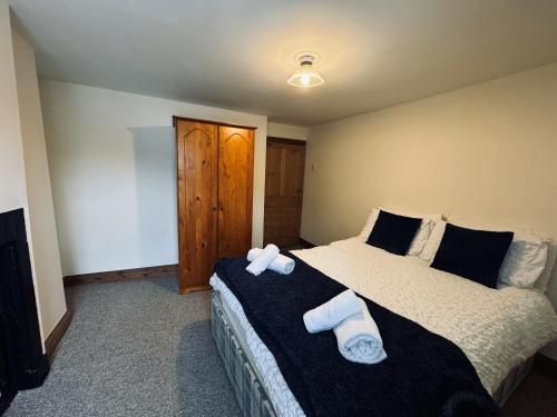 una camera da letto con un letto con due asciugamani sopra di Kirkgate Cottage - 2 Bedrooms - Sleeps 4 a Cockermouth