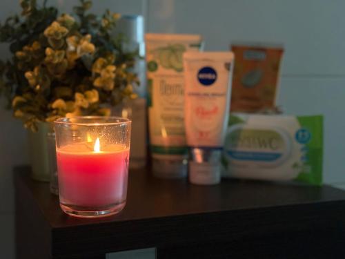 マラガにあるModern Room near Airport & Centerの花瓶の上のろうそく