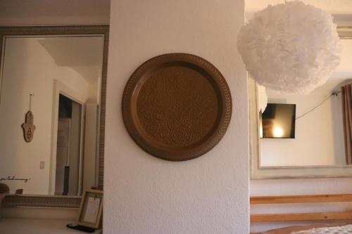 a plate on a wall in a room with a mirror at Hostel Bertha-Marie Vanilletraum in Greifswald