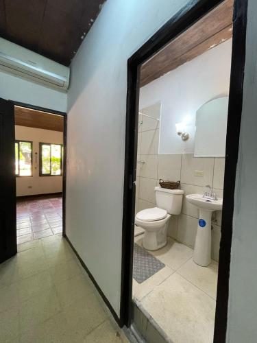 une salle de bains avec toilettes et lavabo dans l'établissement Casa Veraniega león, à León