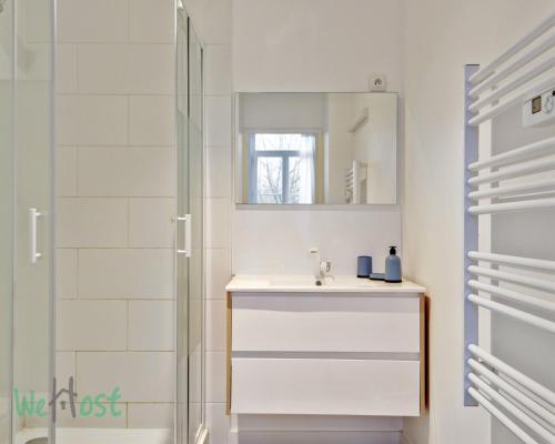 une salle de bain avec un lavabo et une douche dans l'établissement Lilly-Everything on foot,near stations,Gd Palais!, à Lille