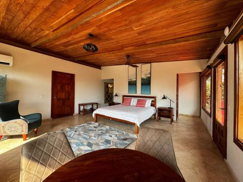 a living room with a bed and a couch at Ciel y Miel in Colón