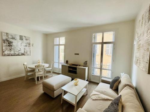 un salon avec un canapé et une table dans l'établissement Elegant 2P Rue Meynadier 350 m Palais & beaches, à Cannes