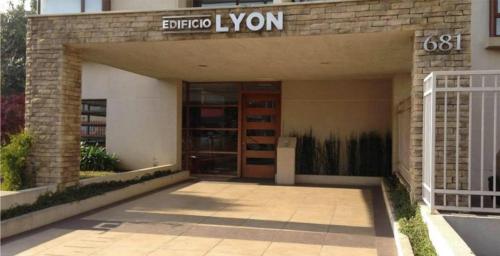 a entrance to a building with a sign on it at Departamento Central para 7 personas con estacionamiento in Temuco