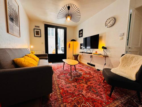 un salon avec un canapé et une table dans l'établissement Le petit Ré, hypercentre, garage privé, terrasse, à Niort