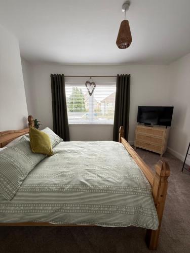 Ένα ή περισσότερα κρεβάτια σε δωμάτιο στο Modern 2 bed with secure driveway