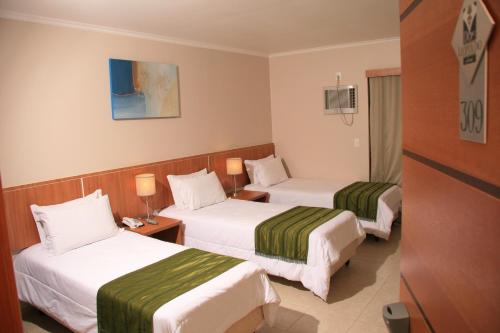 - une chambre d'hôtel avec 2 lits dans l'établissement Hotel Dom Leopoldo, à São Mateus do Sul