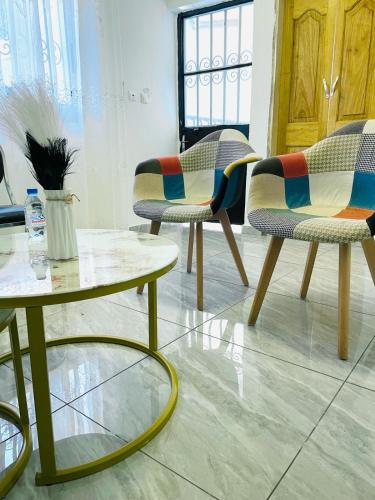 Coin salon dans l'établissement NAIVELI-PALM Appartement meublé sobre et chic