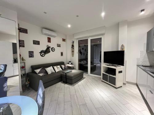 TV a/nebo společenská místnost v ubytování Casa di Amos con parcheggio privato