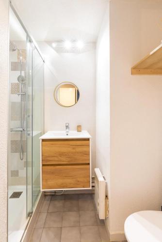 une salle de bain avec un lavabo et une douche dans l'établissement Royal Suite Lyon 7, à Lyon