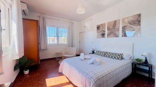 ein Schlafzimmer mit einem Bett und einem Stuhl und Fenstern in der Unterkunft Villa Torrecilla Sea View - South Costa, Nerja in Nerja