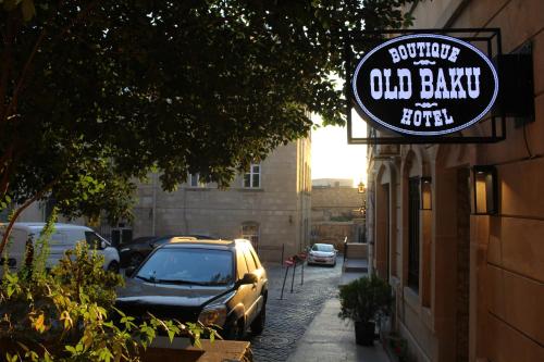 Et logo, certifikat, skilt eller en pris der bliver vist frem på Old Baku Boutique Hotel