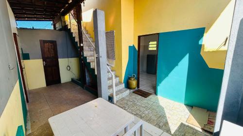 un pasillo vacío de una casa con una puerta y una mesa en Lar das Estações, en Itacaré