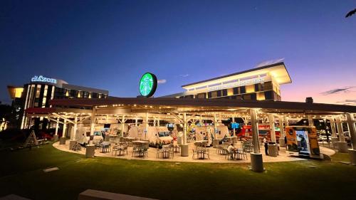 a building with a lot of tables and chairs at night at Residencias Cityzen cerca del Aeropuerto in Echeverría