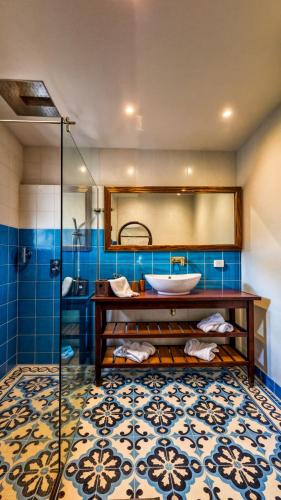 a bathroom with a sink and a mirror at 7Piedras in Minca