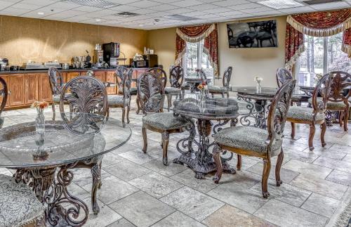 a dining room filled with tables and chairs at Coldwater Inn - The Shoals Boutique Hotel in Tuscumbia