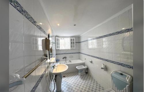 un bagno con lavandino, vasca e WC di Dar el Karama a Kelibia