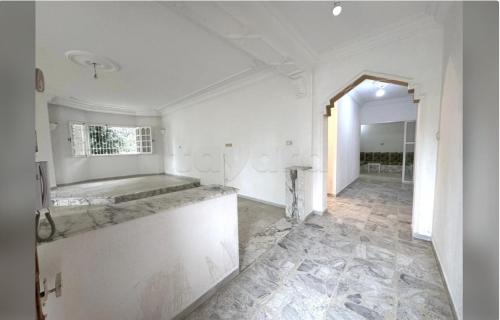 un bagno bianco con vasca e lavandino di Dar el Karama a Kelibia