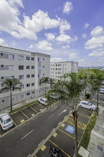 an empty parking lot with cars in a parking lot at Confortável apartamento, com wi-fi, pet friendly in Votorantim