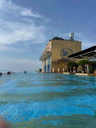 un edificio sulla spiaggia con acqua blu di Golden Bay Apartment Ocean View a Da Nang