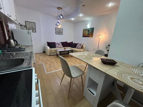 Η κουζίνα ή μικρή κουζίνα στο Elena Apartment 2