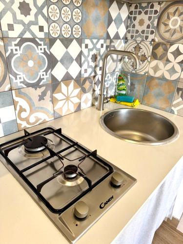 a stove top in a kitchen next to a sink at Aria case vacanze in Favignana