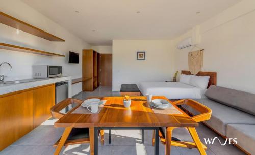 Il dispose d'une cuisine et d'un salon avec une table et un canapé. dans l'établissement Studio with Great Rooftop Pool, à Tulum