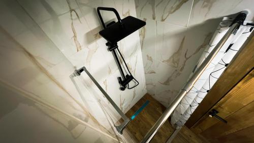 un tope de puerta de cristal en la pared de un baño en Mountain Peace, en Plužine