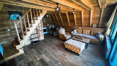 Een bovenaanzicht van een woonkamer in een blokhut. bij Mountain Peace in Pluzine