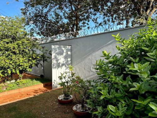 Ein Garten an der Unterkunft Casa Vila Verde RIO VERDE GOIÁS