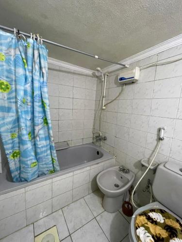 łazienka z wanną i toaletą w obiekcie zainab house w mieście Amman