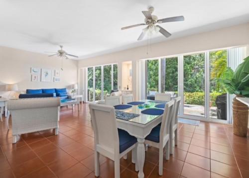 a dining room with a table and chairs at Bahia Pez Vela Resort in Ocotal