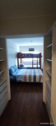 Postel nebo postele na pokoji v ubytování douha mi departamento de 3 habitaciones