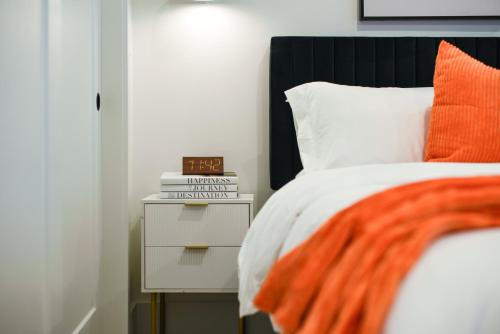 Postel nebo postele na pokoji v ubytování LUX Studio King Bed Free Parking PITT CMU