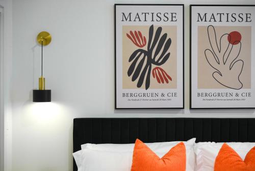 Postel nebo postele na pokoji v ubytování LUX Studio King Bed Free Parking PITT CMU