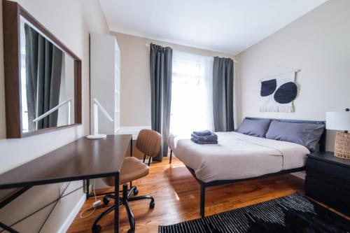 a bedroom with a bed and a desk at 3 Bedroom Home In Manhattan in New York