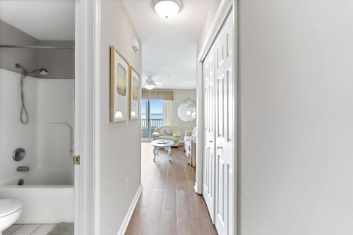 Koupelna v ubytování Bayfront Condo on 22nd St with Sunset Views, Balcony & Near Boardwalk Fun