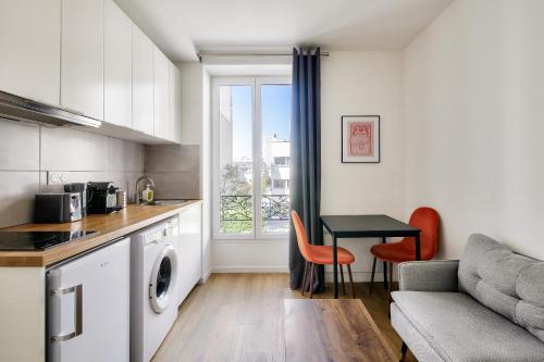 - une cuisine avec un canapé et une table dans l'établissement Résidence Paris Ivry House, à Ivry-sur-Seine