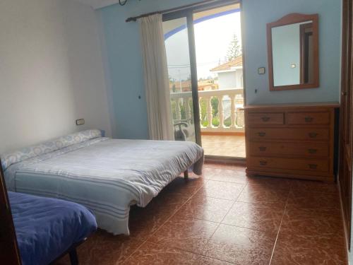 Postel nebo postele na pokoji v ubytování 1era linea de playa VILLA SALES Cullera Marenyet