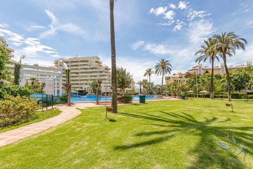 Benalbeach beautiful 2 BDR Apt with sea views