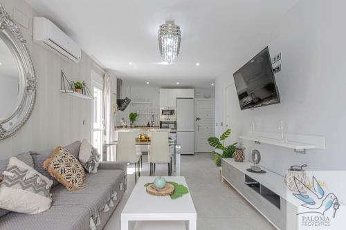 Benalbeach beautiful 2 BDR Apt with sea views