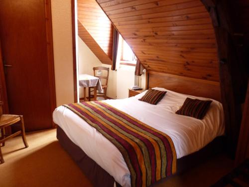 Ein Bett oder Betten in einem Zimmer der Unterkunft Logis Hôtels Restaurant Le Relais Chenonceaux